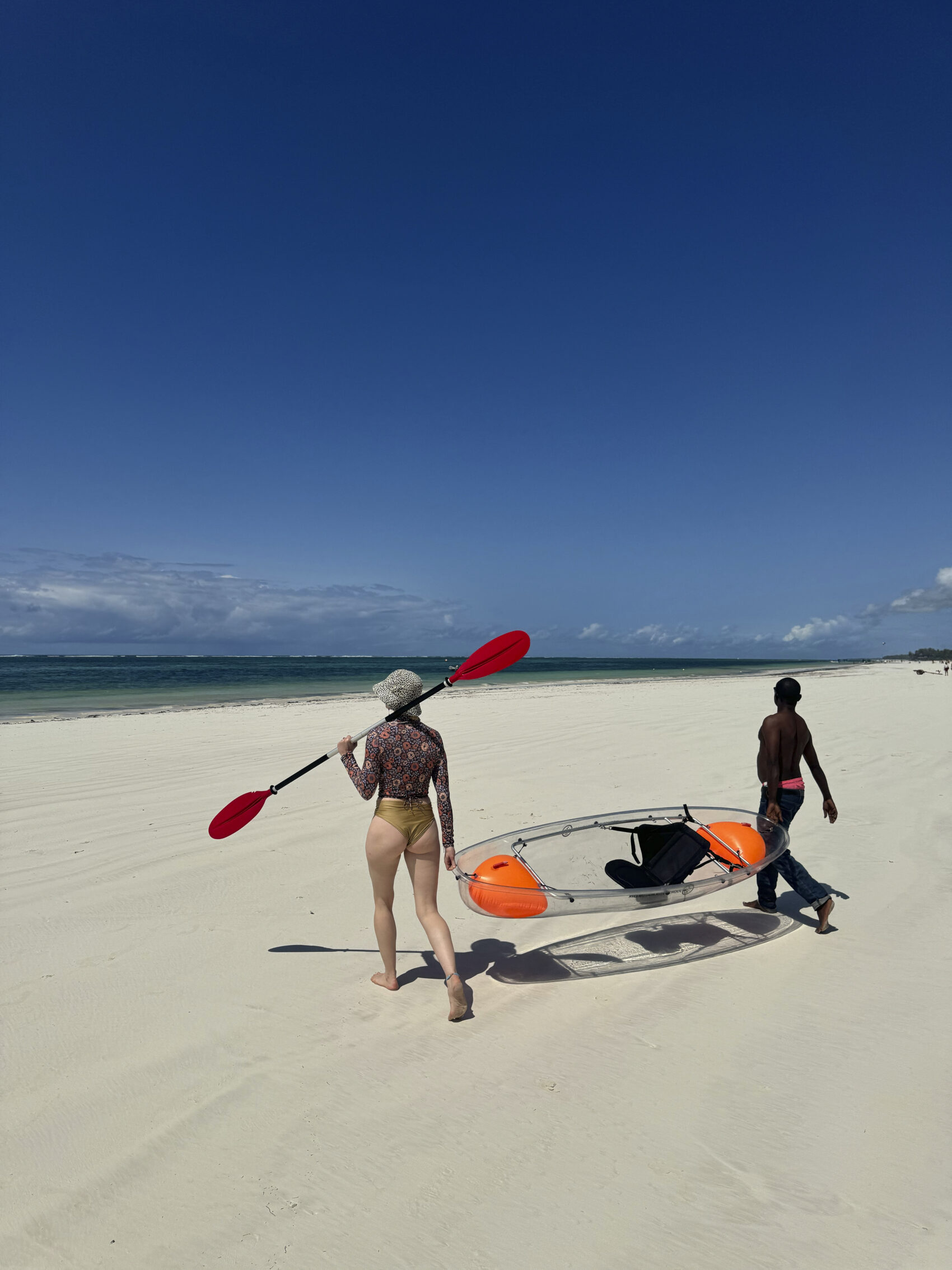 transparentne kajaki na diani beach w kenii 